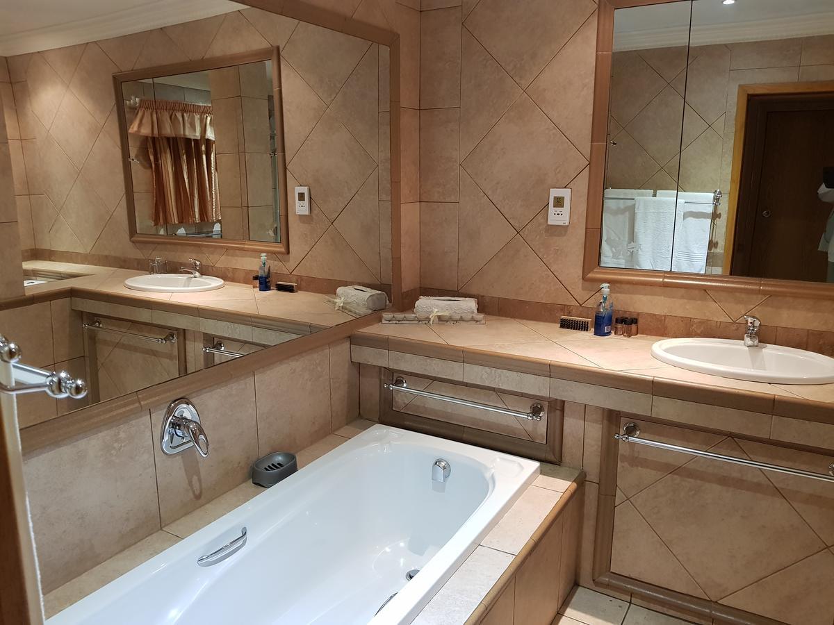 Bubez Guesthouse Barberton Bagian luar foto